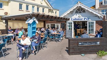 Chic 2-bed Seafront Haven Near Felpham Beach