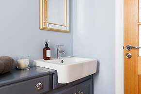 Chic 2-bed Seafront Haven Near Felpham Beach