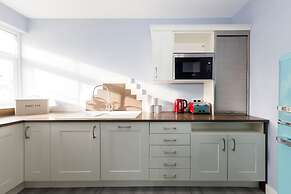 Chic 2-bed Seafront Haven Near Felpham Beach