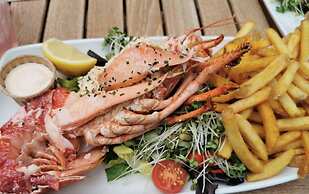 Chic 2-bed Seafront Haven Near Felpham Beach