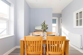 Chic 2-bed Seafront Haven Near Felpham Beach