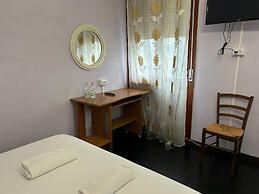 VENICE NIGHT13TRIPLA ROOM SHARED TOILETC