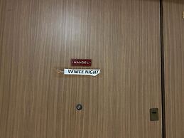 VENICE NIGHT13TRIPLA ROOM SHARED TOILETC