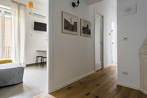 City Center Bright Flat by Wonderful Italy