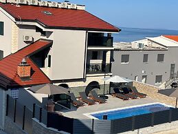 Apartments Villa Milas With Pool