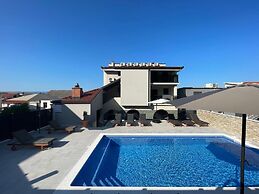 Apartments Villa Milas With Pool