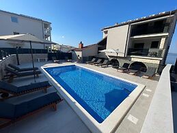 Apartments Villa Milas With Pool