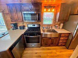 B2 NEW Awesome Tiny Home With A C Mountain Views Minutes to Skiing Hik