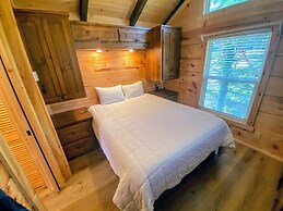 B2 NEW Awesome Tiny Home With A C Mountain Views Minutes to Skiing Hik