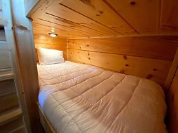 B1 NEW Awesome Tiny Home With A C Mountain Views Minutes to Skiing Hik