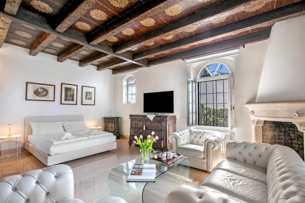 Villa Schlosser Lake Front & Private Pool