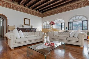 Villa Schlosser Lake Front & Private Pool