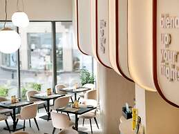 Mercure Larnaca Finikoudes Beach