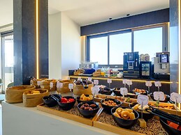Mercure Larnaca Finikoudes Beach
