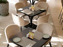 Mercure Larnaca Finikoudes Beach