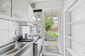 Cosy Tottenham Apartment Sleeps 4