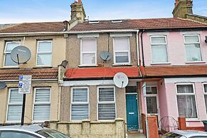 Cosy Tottenham Apartment Sleeps 4