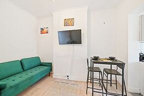Cosy Tottenham Apartment Sleeps 4