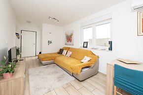 Modern Apartment Domina, With Balcony and Parking
