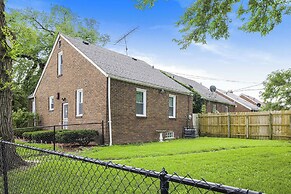 Peaceful Detroit Home w/ Yard: 10 Mi to Downtown!