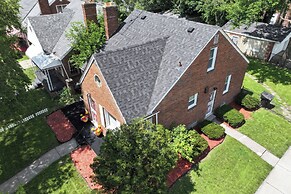 Peaceful Detroit Home w/ Yard: 10 Mi to Downtown!
