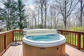 Peaceful Luray Cabin w/ Hot Tub, Deck & Fire Pit!