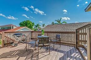 Beautifully Renovated 5 Bedroom with Guest House 5 Home by RedAwning