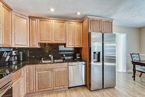 Beautifully Renovated 5 Bedroom with Guest House 5 Home by RedAwning