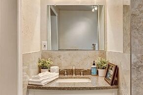 Beautifully Renovated 5 Bedroom with Guest House 5 Home by RedAwning