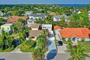 Beautifully Renovated 5 Bedroom with Guest House 5 Home by RedAwning