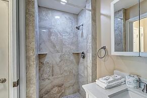 Beautifully Renovated 5 Bedroom with Guest House 5 Home by RedAwning