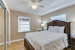 Beautifully Renovated 5 Bedroom with Guest House 5 Home by RedAwning