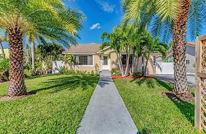 Beautifully Renovated 5 Bedroom with Guest House 5 Home by RedAwning