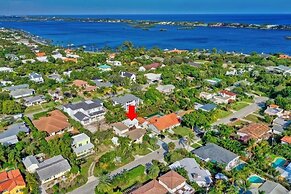 Beautifully Renovated 5 Bedroom with Guest House 5 Home by RedAwning