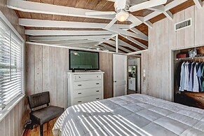 Beautifully Renovated 5 Bedroom with Guest House 5 Home by RedAwning