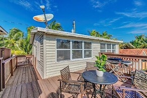 Beautifully Renovated 5 Bedroom with Guest House 5 Home by RedAwning