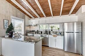 Beautifully Renovated 5 Bedroom with Guest House 5 Home by RedAwning