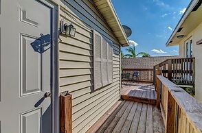 Beautifully Renovated 5 Bedroom with Guest House 5 Home by RedAwning