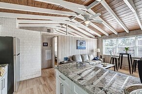 Beautifully Renovated 5 Bedroom with Guest House 5 Home by RedAwning