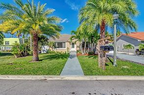 Beautifully Renovated 5 Bedroom with Guest House 5 Home by RedAwning