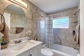 Beautifully Renovated 5 Bedroom with Guest House 5 Home by RedAwning