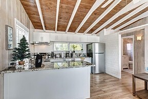 Beautifully Renovated 5 Bedroom with Guest House 5 Home by RedAwning