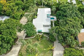 Beautifully Renovated 5 bedroom Vero Beach 5 Home by RedAwning