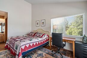 Kathy's Korner - Pet Friendy With Large Deck! 3 Bedroom Home