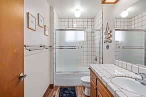 Kathy's Korner - Pet Friendy With Large Deck! 3 Bedroom Home