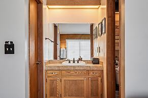 Kathy's Korner - Pet Friendy With Large Deck! 3 Bedroom Home