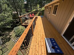 The Cozy Cabin - 2-level Home With Spacious Yard 4 Bedroom Home