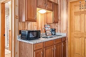 The Cozy Cabin - 2-level Home With Spacious Yard 4 Bedroom Home