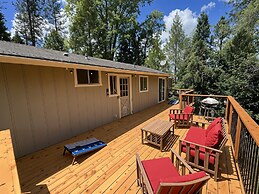 The Cozy Cabin - 2-level Home With Spacious Yard 4 Bedroom Home