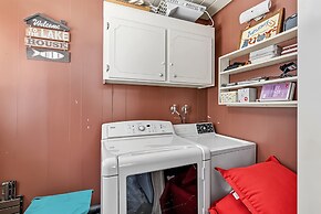 The Cozy Cabin - 2-level Home With Spacious Yard 4 Bedroom Home